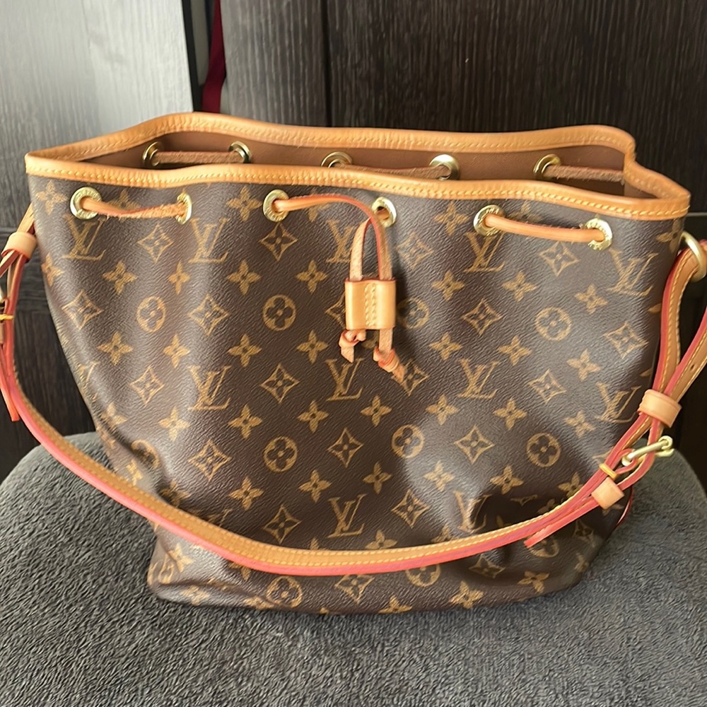 Louis Vuitton bucket bag in great condition